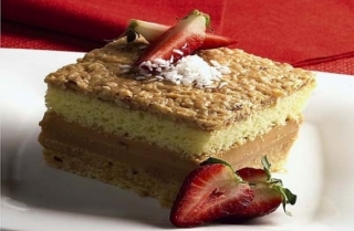 Bizcocho relleno con mousse de caramelo